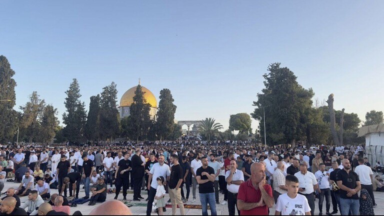 مراسلتنا: قدرت أعداد الأشخاص الذين أدوا صلاة عيد الأضحى في المسجد الأقصى بـ40 ألف مصل